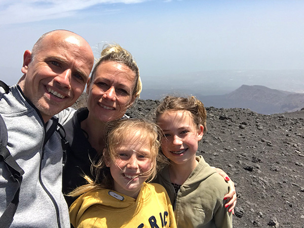 Familie op vulkaan de Etna (Sicilië)